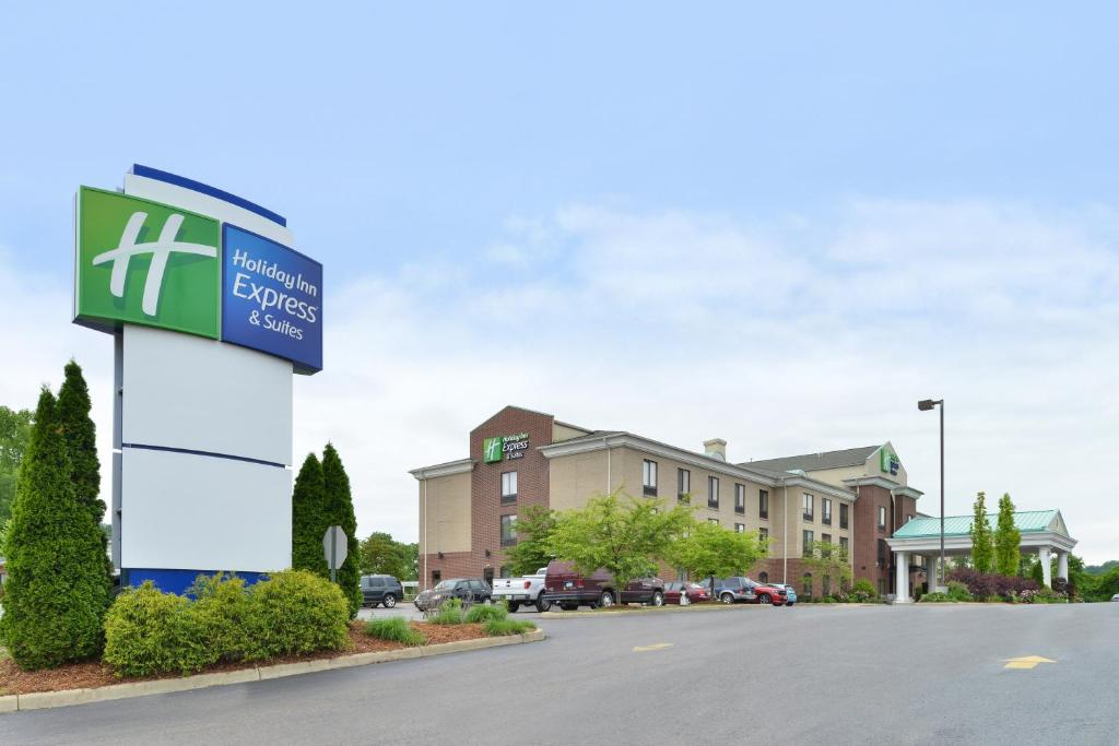Exterior of Holiday Inn Express in Athens, Ohio